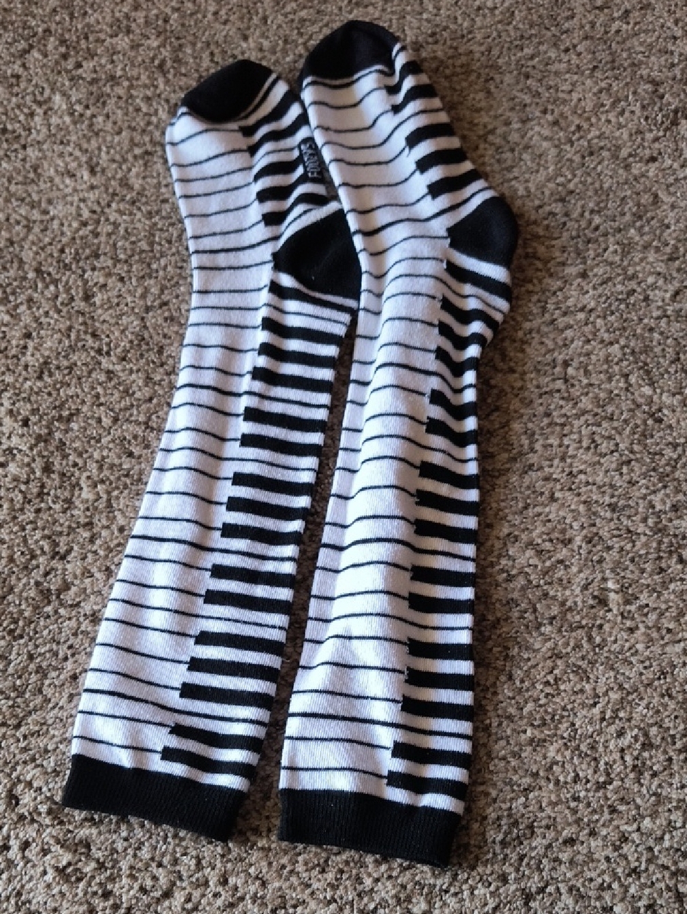 Women's Black & White Piano-Striped Crew Socks